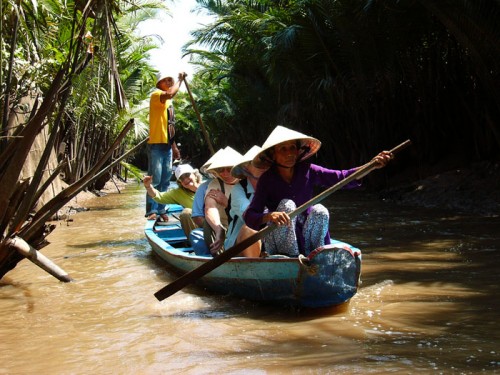 Về miền Tây chèo xuồng ba lá